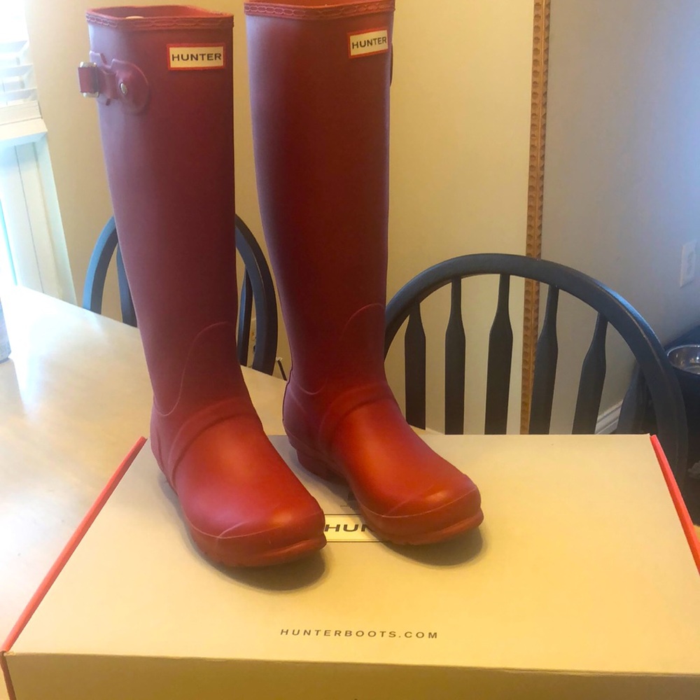Gently used women’s original tall Military Red Hunter boots. Size 8 US.